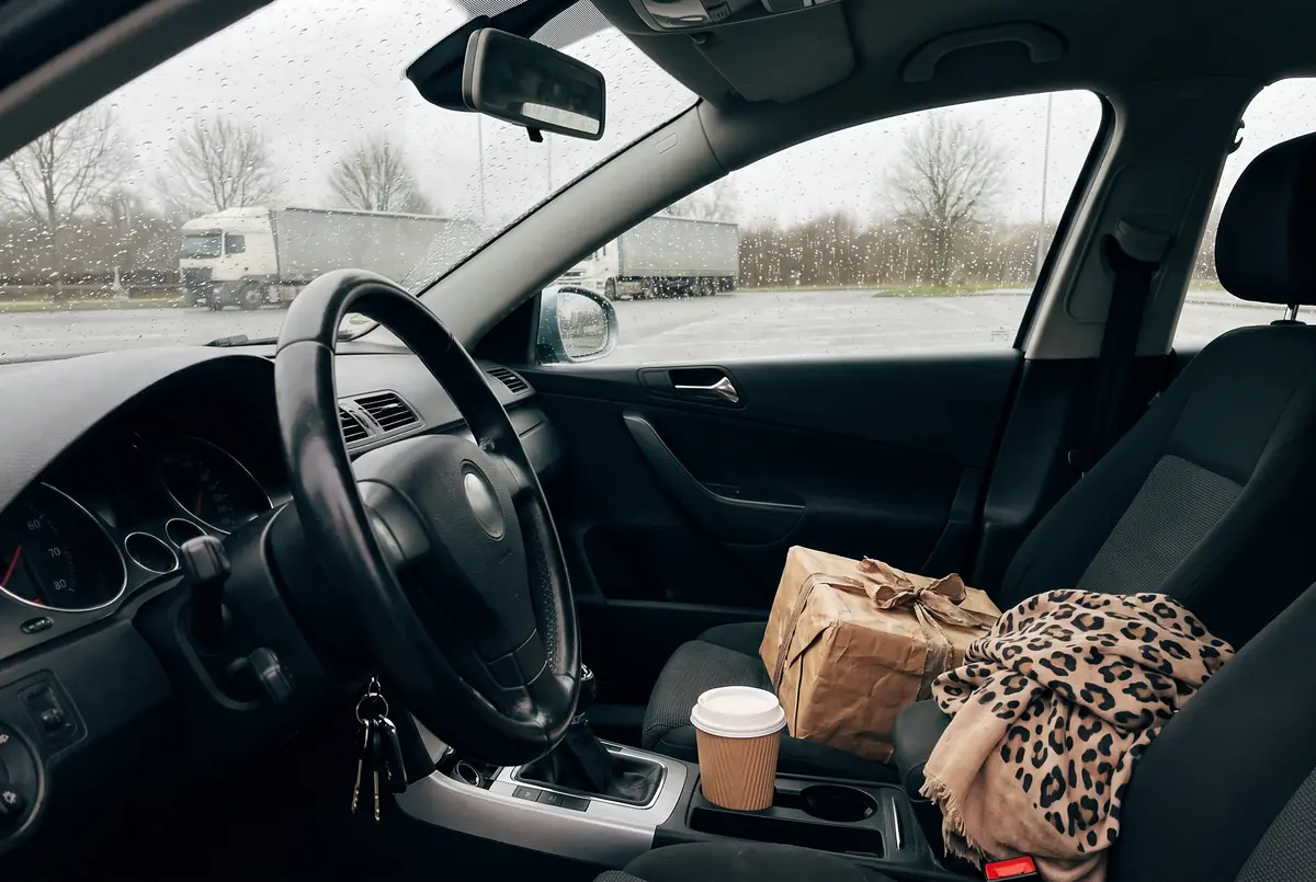 Pause auf einem Parkplatz im Auto