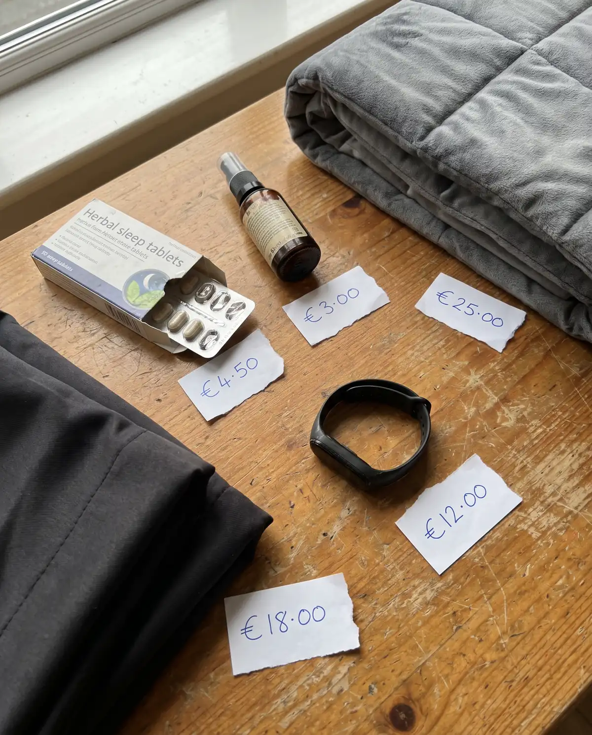 Schlafmittel und Rechnungen auf einem Tisch